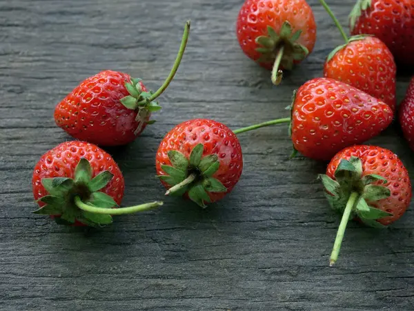 旧木制背景的新鲜草莓 — 图库照片
