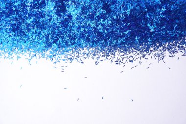 Bir beyaz (makro mavi ve yeşil pul)