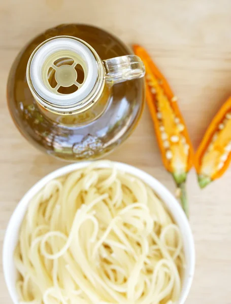 Tradiční italské těstoviny s čerstvými bylinkami a olivovým olejem na kuchyň — Stock fotografie