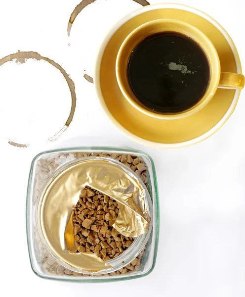 Botella de café instantánea con taza y mancha — Foto de Stock