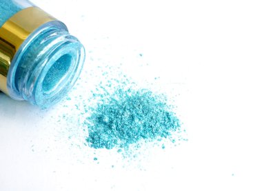 Beyaz arka plan üzerinde şişeyle ezilmiş göz farı