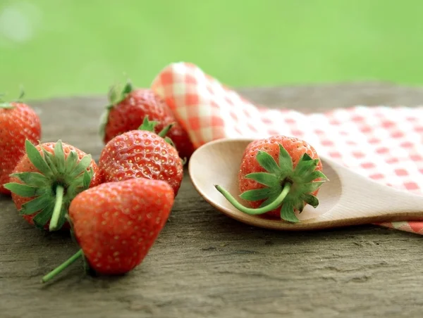 Verse rijpe aardbeien op houten lepel — Stockfoto