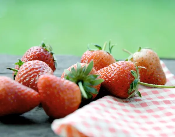 Fraises fraîches sur fond vieux bois — Photo