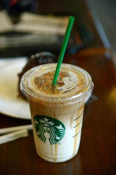 Bangkok, Tailandia-7 de marzo: vaso de café Starbucks Bebidas con leche servidas en la mesa de madera en la tienda de Starbucks en The Nine, Bangkok, Tailandia . —  Fotos de Stock