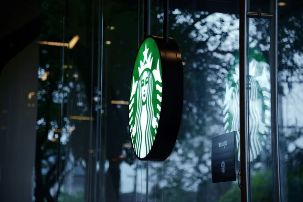 BANGKOK - 7 DE MARZO: Vista interior de una tienda Starbucks en el centro de la ciudad el 7 de marzo de 2015 en Bangkok, Tailandia. Starbucks es la cafetería más grande del mundo con más de 20.000 tiendas en 61 países . — Foto de Stock