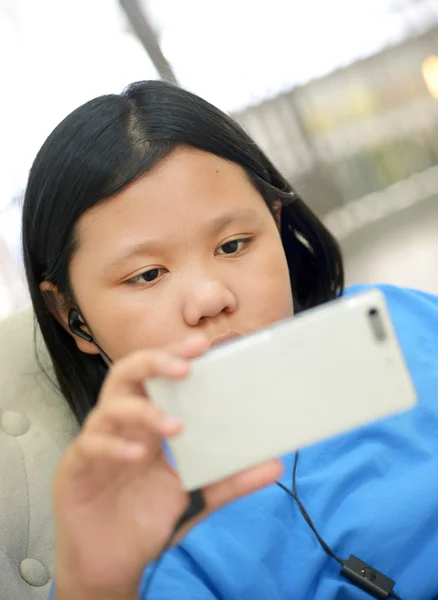 Piccola ragazza asiatica utilizzando smartphone — Foto Stock