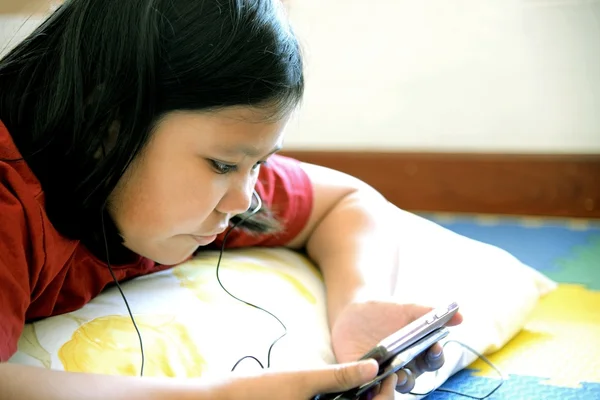 Piccola ragazza asiatica utilizzando smartphone — Foto Stock