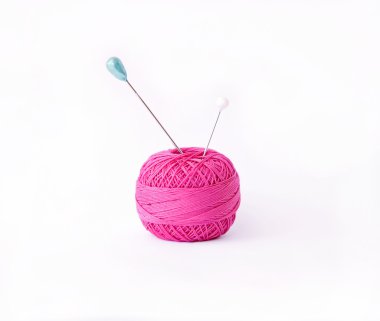 Konu ve beyaz bir arka plan üzerinde pin