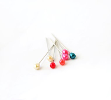 Beyaz arka plan üzerinde izole birçok Dikiş iğneler