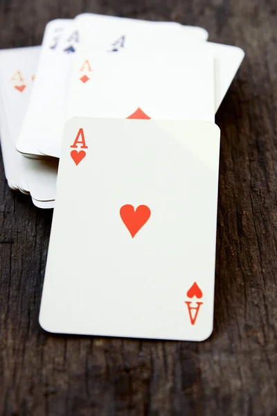 Balíček karet na dřevěné pozadí (eso srdce) — Stock fotografie