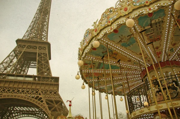 Tono retro del carrusel y la Torre Eiffel en París sobre un fondo de niebla — Foto de Stock