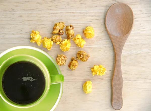 Schwarzer Kaffee und Popcorns von oben. — Stockfoto