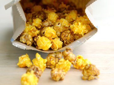 Kağıt torba patlamış mısır