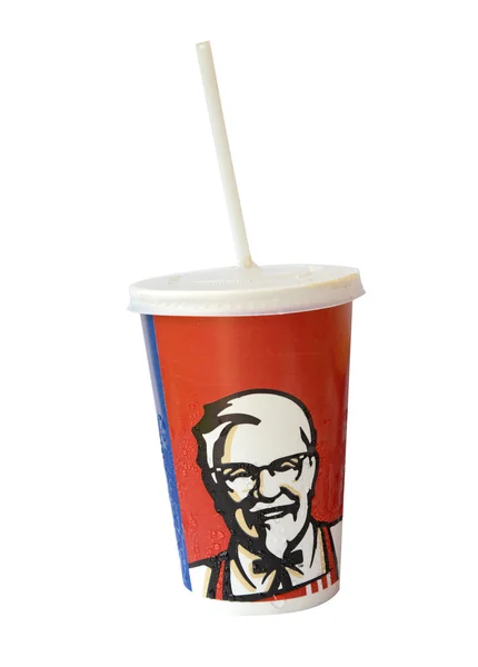 Bangkok, Tailândia - 28 de março de 2015: Copos de papel com logotipo KFC bebida gelada. KFC U.S. cadeia de cafés, especializada em pratos de galinha.Foi fundada em 1952, por Harland Sanders — Fotografia de Stock