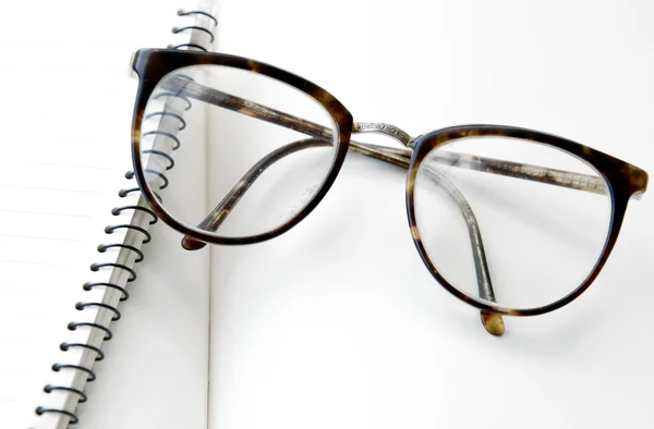 Glasögon och anteckningsboken på nära håll — Stockfoto