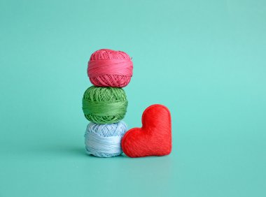 İplik rulo ve kırmızı kalp (DIY araçları)