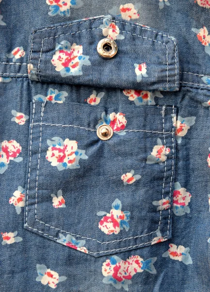 Bolso na camisa de calça com padrão de flor . — Fotografia de Stock