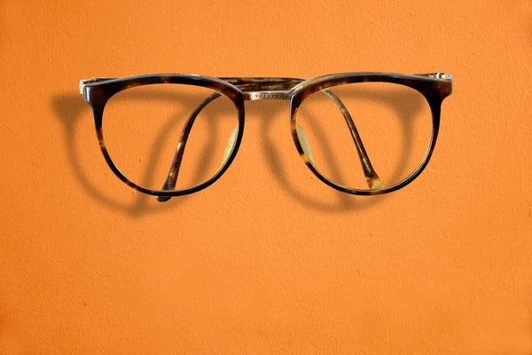 Occhiali moda Hipster Retro su sfondo arancione — Foto Stock