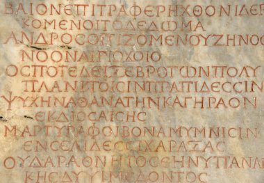 antigua piedra con el texto latino en mayúsculas