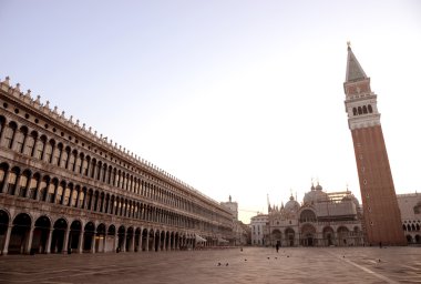 St Mark's Campanile ile St Mark's Katedrali ve Doges Sarayı, San Marco Meydanı, Venedik, İtalya