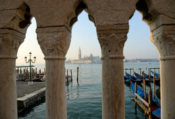 Gondels drijvend in het Canal Grande met Bridge als voorgrond — Stockfoto