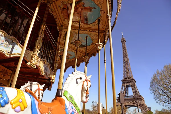 회전 목마와 에펠 탑의 보기 — 스톡 사진
