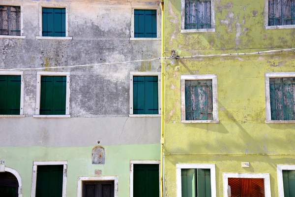 부라노 섬에 오래 된 windows 컬렉션. — 스톡 사진
