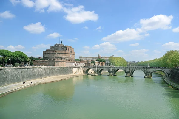 रोम, इटली में टाइबर नदी पर प्रसिद्ध सेंट एंजल महल और पुल पर देखें . — स्टॉक फ़ोटो, इमेज
