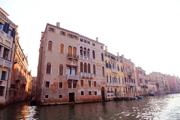 Μεγάλο κανάλι και στενή διώρυγα. Βενετία, Ιταλία. — Φωτογραφία Αρχείου