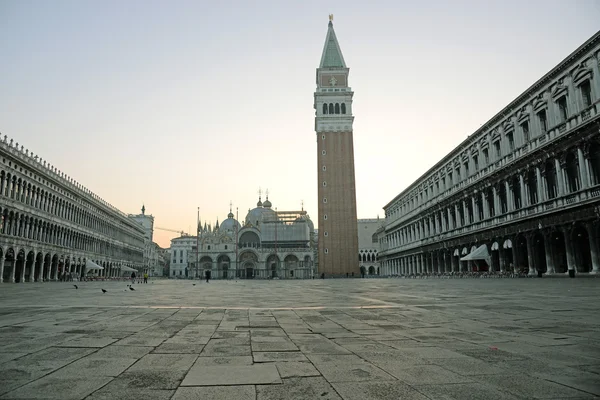 Piazza san marco met campanile, basilika san marco en doge paleis. Venetië, Italië — Stockfoto