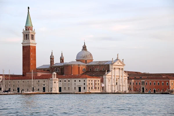 A templom és a kolostor a san giorgio Maggiore-bazilika a velencei lagúna — Stock Fotó