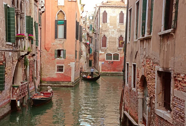 Gondel op kanaal in Venetië, Italië — Stockfoto