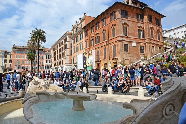 ROMA - APRILE 2015: Piazza di Spagna, vista da Piazza di Spagna con Fontana della Barcaccia circa aprile 2015, Roma. Piazza di Spagna è la scalinata più ampia d'Europa . — Foto Stock