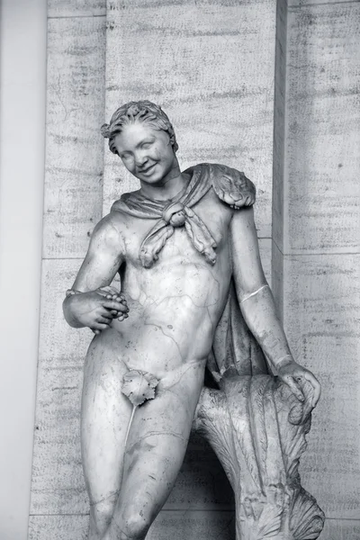 Classic smiley statue in Vatican Museum — Stock Photo, Image