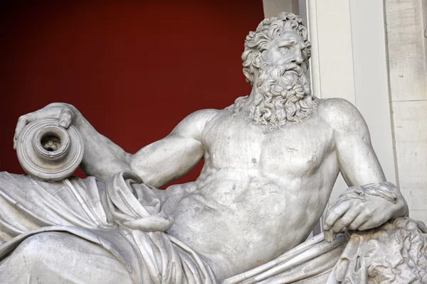Vatikán - 18 dubna 2015: Starověké Busta Zeus ve Vatikánu — Stock fotografie
