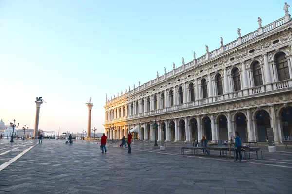 Venetië - 13 April 2015: St Mark square in de eerste stralen van de zon bij zonsopgang, Venetië, Italië — Stockfoto