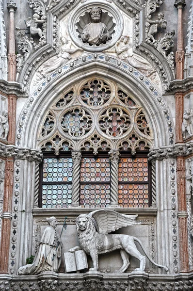 Строительство, Венеция, детали (входная дверь Венецианского музея ) — стоковое фото