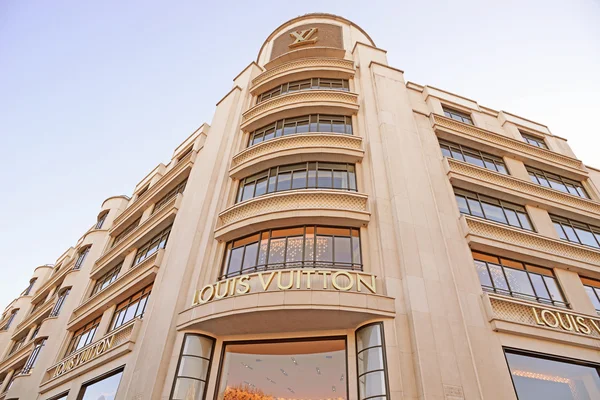 PARIS-APR 15: Louis Vuitton shop at Champs-Elysees on April 15,2015 in Paris, France. Louis Vuitton is one of the world's leading international fashion houses. — Stock Photo, Image