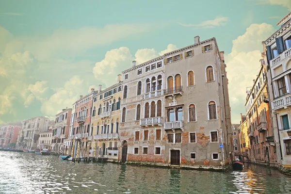 Velence, Olaszország, a Canal Grande csatornára és a történelmi bérházak — Stock Fotó