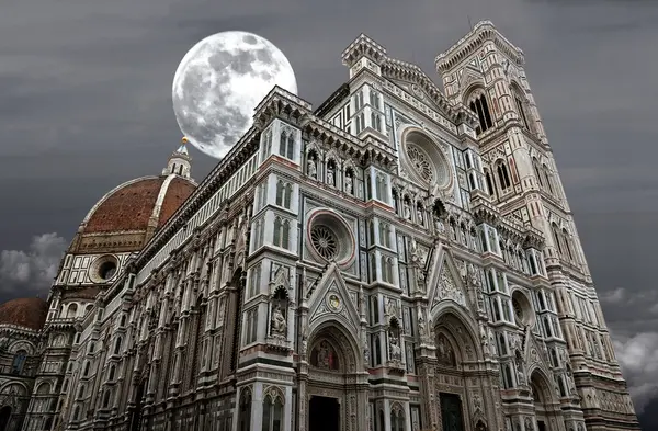 Basiliek van Santa Maria del Fiore (Basiliek van de Heilige Maria van de Bloem) in Florence, Italië — Stockfoto