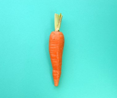 Mavi zemin üzerine havuç