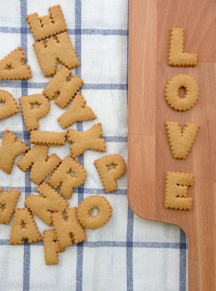 Biscotti amore su piatto di legno . — Foto Stock