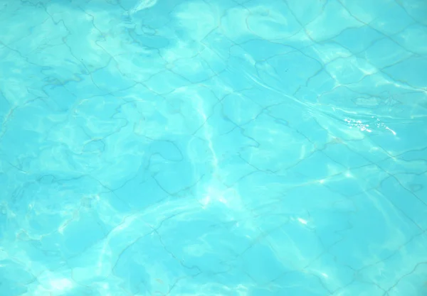 Eau bleue déchiré dans la piscine — Photo