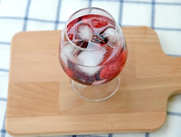 Cocktail mit gemischten Beeren. — Stockfoto
