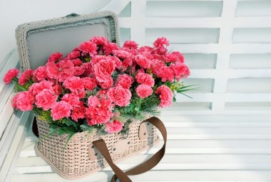 Sepette pembe çiçekler