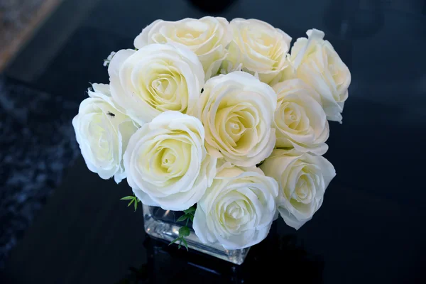 Fehér Rózsa üveg vázában — Stock Fotó