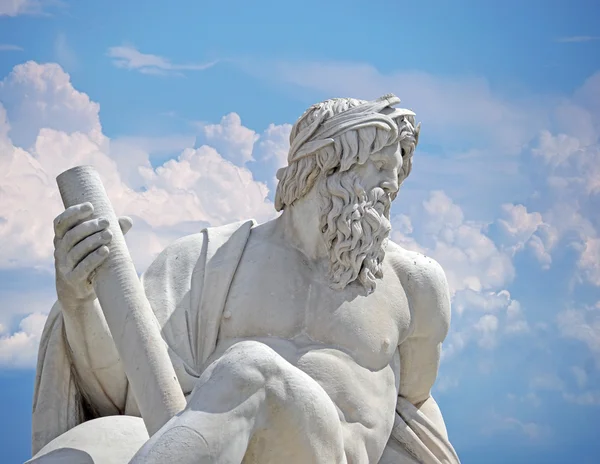 Zeus contra el cielo azul, detalle de Italia Roma Plaza Navona cuatro ríos fuente Roma Imágenes de stock libres de derechos