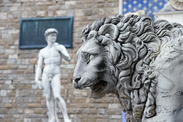 Copia de la estatua de David de Miguel Ángel de pie en su ubicación original, frente al Palazzo Vecchio en Piazza della Signoria en Florencia, Italia — Foto de Stock