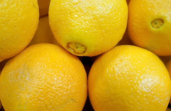 Primer plano de limones en el mercado — Foto de Stock