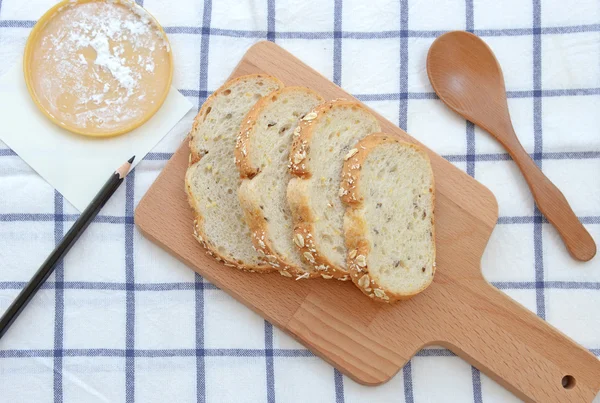 Pão branco fatiado em chapa de madeira — Fotografia de Stock